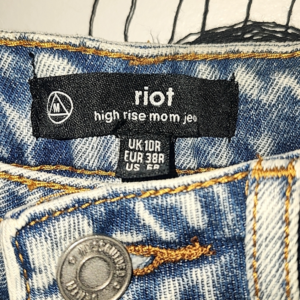 ✨️Womans Riot Light Blue Distressed High Rise Mom Jeans✨️ - Picture 3 of 6